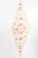 Bandana de algodón color crudo con diseño bordado en punto cruz que incluye motivos florales, corazones y conejos.