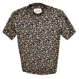 Camisa de hombre de manga corta con cuello mao y estampado floral en tonos beige, marrón y verde sobre fondo negro.