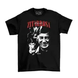 Remera negra de manga corta con estampado fotográfico en blanco y negro de Alfredo Zitarrosa y texto en color rojo.
