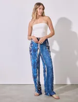 Pantalón largo de rayón con estampado floral en tonos azules y blancos. Tiene pretina ancha elastizada con punto smock.