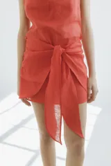 Minifalda color coral de lino con lazos frontales para atar.