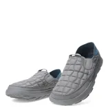 Championes Merrell Hut Moc 2, color gris cemento con detalles en azul.