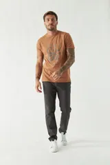 Remera de hombre color marrón con estampado frontal.