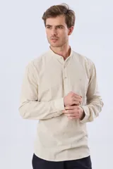 Camisa de lino y algodón color blanco, con cuello mao, manga larga y medio cierre frontal con botones.