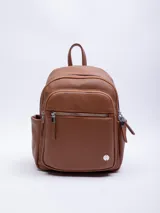 Mochila marrón de símil cuero con asas regulables, cinco bolsillos externos y tres internos. Cierres metalizados y asa fija en la parte superior.