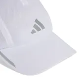 Gorro deportivo tipo gorra Adidas, color blanco, confeccionado en tejido de malla transpirable con logo reflectante en el frente.