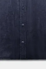 Camisa fluida oversize de lyocell color azul marino, con cuello solapa, manga corta tipo murciélago y cierre frontal con botones.