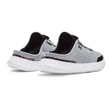 Championes de entrenamiento Under Armour SlipSpeed, modelo versátil con talón convertible para modo entrenamiento o recuperación. Presentan parte superior perforada transpirable, sistema de ajuste BOA y tecnología de amortiguación UA Flow con suela blanca.