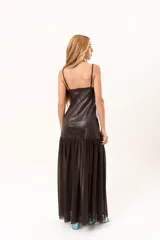 Vestido largo de escote cuadrado y tirantes finos. Presenta un diseño de dos texturas: cuerpo superior en tela engomada estructurada y falda inferior en gasa con sutil transparencia.