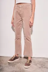 Pantalón de pana color beige, de corte flare y tiro medio.