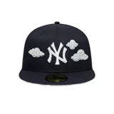 Gorra 59Fifty de visera plana New Era de los New York Yankees, color azul marino, con el logo clásico bordado en blanco en el frente y detalles de nubes bordadas con perlas sintéticas.