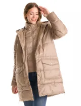 Campera puffer larga de color marrón oscuro, con diseño capitoneado de costuras horizontales. Presenta un sistema de cierre doble con pechera interna fija con cierre y cuello alto, y cierre frontal exterior con botones a presión. Incluye bolsillos frontales amplios, capucha fija y cierres laterales en el ruedo para mayor movilidad.