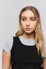 Musculosa de calce ajustado confeccionada en tejido acanalado, con escote redondo y detalle de puntilla en el escote y las sisas.