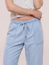 Pantalón crop de algodón y rayón, color beige, con pretina elástica con cordón de ajuste, bolsillos frontales aplicados y corte recto.