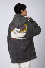 Buzo canguro oversize de algodón friza con efecto de teñido artesanal acid wash en color gris oscuro. Presenta capucha con cordones ajustables, bolsillo frontal tipo canguro y estampa pequeña en el pecho.