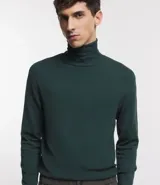 Buzo de corte slim con cuello alto y mangas largas, confeccionado en tejido de punto liso.