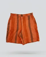 Bermuda a la rodilla con rayas verticales color salmón y gris. Tiene tiro medio, calce relajado, cierre con botones y ganchito oculto en la cintura, y bolsillos laterales.