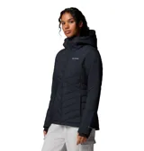 Campera técnica acolchada de color negro con capucha integrada. Presenta cierre frontal completo, bolsillos laterales con cremallera y puños con orificio para el pulgar. El diseño incluye costuras horizontales y diagonales que crean un patrón geométrico, con el logo de la marca bordado en el pecho.