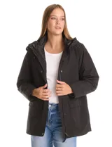 Campera 3 en 1 de color beige, con sistema de capas desmontables. La capa exterior es de tejido técnico resistente al viento y lluvia ligera, con capucha fija, cierre frontal con solapa, bolsillos de parche y ajuste elástico interno en la cintura. Incluye una campera interior capitoneada ultraliviana que puede usarse de forma independiente.