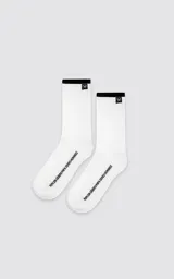 Par de medias blancas de caña media con borde superior negro y etiqueta tejida con logo de tijera. Presentan estampado lateral con texto en color negro.