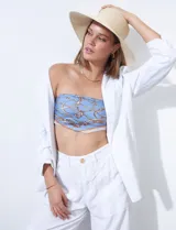 Blazer de lino marca Dictionary, color blanco, con cuello de solapa, bolsillos delanteros tipo sastre, mangas con detalle fruncido y forro interno a tono.