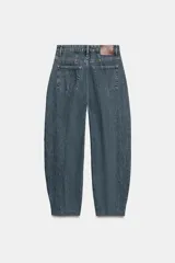 Jeans de tiro alto ZW Collection, color negro con efecto deslavado, corte tapered y diseño bombacho con raya planchada al frente.