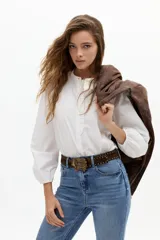 Jeans acampanados de tiro alto, color azul índigo lavado, con vuelo en el ruedo y confeccionados en denim de algodón con spandex.