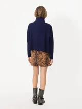 Minifalda marrón con estampado animal print y bolsillos delanteros.