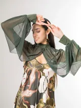 Mangas de microtul color verde oscuro con cuello alto y puños integrados, diseñadas para usar como complemento sobre vestidos o tops.