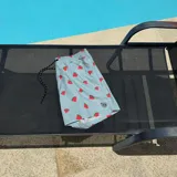 Short de baño negro con estampado de rodajas de naranja, cintura elástica con cordón ajustable y logo circular en el ruedo.