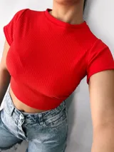 Remera corta de morley con mangas cortas y tiras para atar en la cintura.