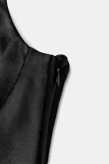 Top de breteles finos confeccionado en tejido satinado color rosa claro, con escote corazón y cierre lateral con cremallera oculta.