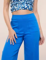 Pantalón capri blanco de corte recto y largo crop, con cintura alta y bolsillos delanteros aplicados estilo parche con detalle festoneado.