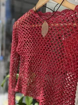 Top tejido a mano con hilado de algodón y lurex, color negro.