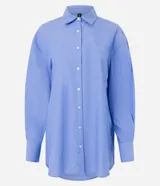 Camisa celeste con rayas verticales blancas, de corte alargado, cuello inglés y mangas largas.