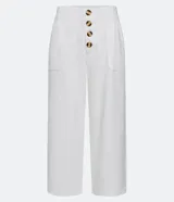 Pantalón tipo pantalona de viscosa color blanco, con cintura mediana, cierre frontal con botones y bolsillos laterales.