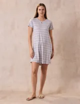 Camisón corto de tejido soft estampado, marca René Rofé. Tiene escote redondo con abertura y mangas cortas.