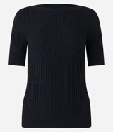 Blusa negra de viscosa con cuello redondo, mangas cortas y textura acanalada. Presenta un recorte oval en la espalda.