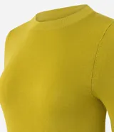 Blusa femenina color verde lima, confeccionada en viscosa certificada, con manga corta, cuello redondo y efecto de punto.