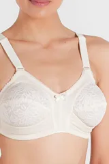 Soutien reductor sin aro color blanco, con copas reforzadas y detalle de puntilla. Confeccionado con tela que contiene fibra LYCRA®. Breteles anchos elásticos regulables.