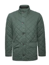 Chaqueta acolchada de algodón orgánico color verde militar, de estilo clásico inglés con diseño de rombos. Presenta cuello alto, cierre frontal con broches metálicos, bolsillos frontales con solapa y bolsillos interiores. Cuenta con relleno de THERMORE fabricado con fibras recicladas.