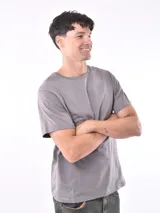 Remera gris de corte regular y mangas cortas.