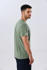 Remera azul de manga corta y cuello redondo, con texto bordado en el pecho.
