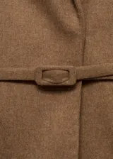 Blazer de corte recto en color tostado, confeccionado en tejido mezcla de lana virgen. Presenta cuello con solapas de muesca, cierre frontal, bolsillos laterales con solapa y detalle de cinturón integrado con hebilla en la cintura. Las mangas largas cuentan con puños abotonados.