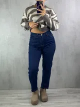Pantalón jean azul oscuro de corte mom con lycra.