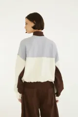 Buzo Farm Rio de diseño colour block en tonos celeste, blanco y marrón, con cuello alto, cierre medio y logo bordado en el pecho.
