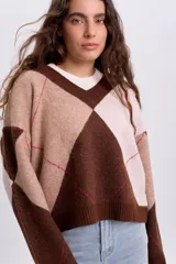 Sweater de punto con cuello en V, manga larga y diseño geométrico de rombos en tonos marrón, tostado y rosado.