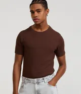 Remera de corte muscle fit, manga corta y cuello redondo, confeccionada en tejido de ribana con textura acanalada.
