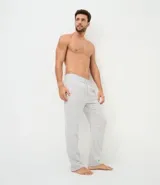 Pantalón de pijama de franela color gris claro, con cintura elástica y cordón de ajuste.