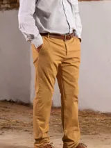 Pantalón de gabardina color ocre, de corte recto y tiro medio.